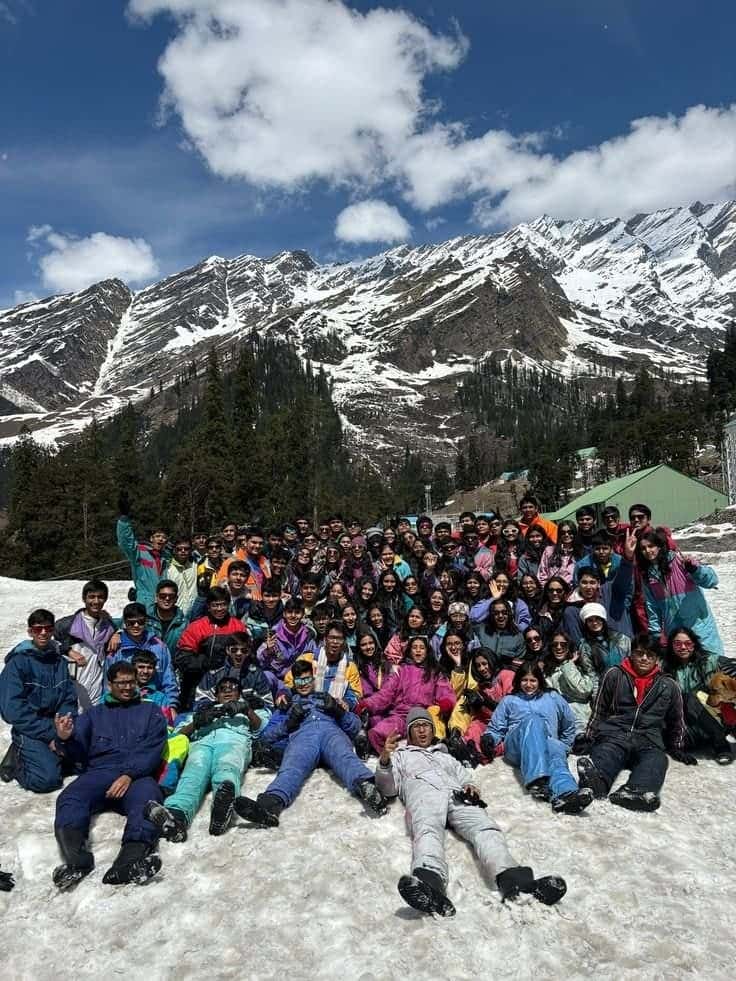 A Ghoomo Saste Me batch on a trip